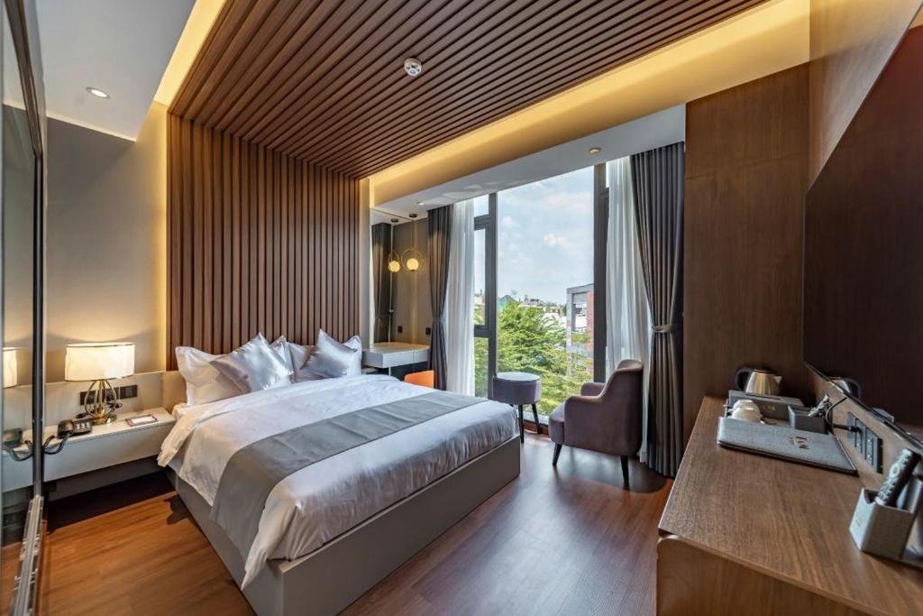 B&M Hotel